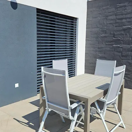 Moderný V S Veľkou Terasou 1 Bobrów